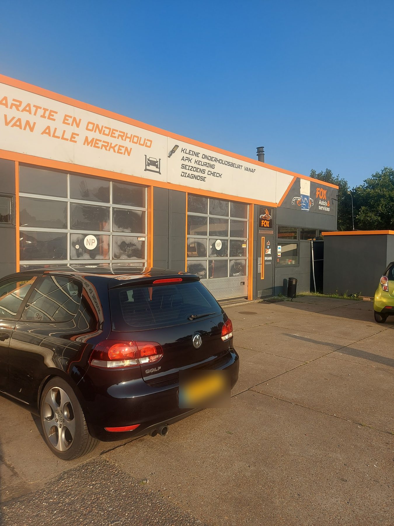 De gevel met het volledige bord: reparatie en onderhoud van alle merken